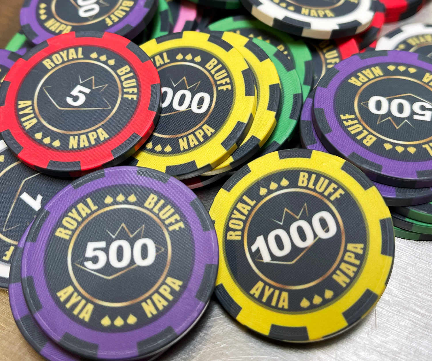 Estuche de poker con 500 fichas de poker de arcilla de diseño 
