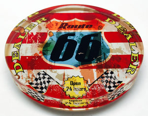 Bouton Dealer Poker - Verre Acrylique 7,5 Cm - Pique Rouge Sur Fond Noir - Avec élastiques De Protection - 80g
